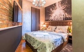 Seven Stories Rooms - City Center Compact Room 04
